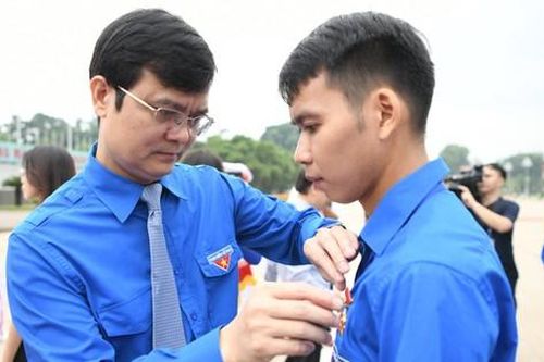 Trung ương Đoàn trao huy hiệu Thanh niên tiên tiến làm theo lời Bác tại quảng trường Ba Đình