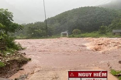 Mưa lớn gây ngập lụt, sạt lở nhiều nơi ở Quảng Bình