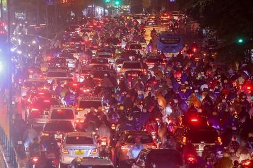 Đường phố Hà Nội tắc không lối thoát lúc tan tầm, người dân hối hả 'tìm đường' về nhà