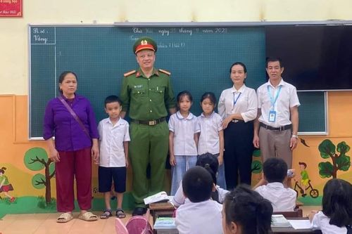 Thiếu tá Công an cứu giúp 3 học sinh mắc kẹt giữa lòng suối
