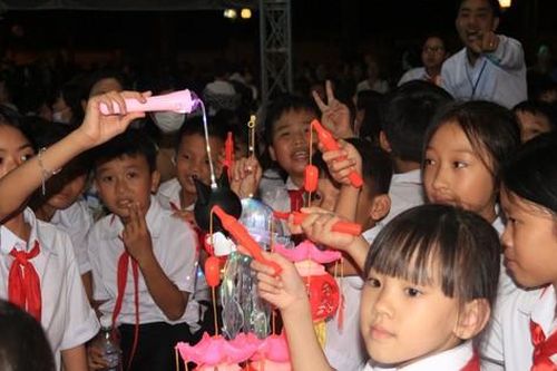 Hơn 3.000 trẻ Đắk Lắk vui Tết Trung thu dưới cơn mưa phùn