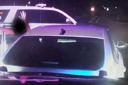 Giận dỗi người mẹ, 2 đứa trẻ lấy trộm ô tô lái đi hơn 320km mới bị phát hiện