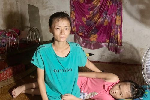 Mẹ đơn thân xin cứu con gái thoát nguy cơ bị liệt hai chân