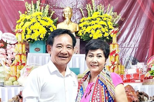 NSND Minh Hằng hồ hởi cùng Quang Tèo mừng ngày giỗ Tổ sân khấu