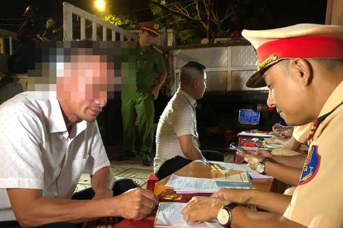 Tài xế say rượu và dương tính ma túy 'thông chốt' CSGT ở Đắk Lắk