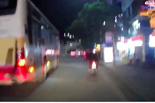 Tài xế xe buýt tạt đầu, chèn người đi đường bị đình chỉ công việc