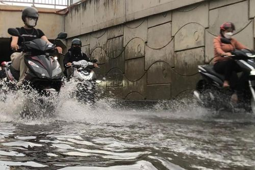 Hầm chui cửa ngõ TP.HCM ngập nặng, người dân chật vật di chuyển