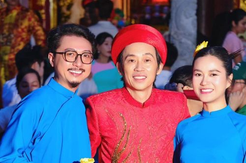 Hoài Linh tươi cười chụp ảnh ở nhà thờ Tổ trăm tỷ, Thủy Tiên bình yên một mình