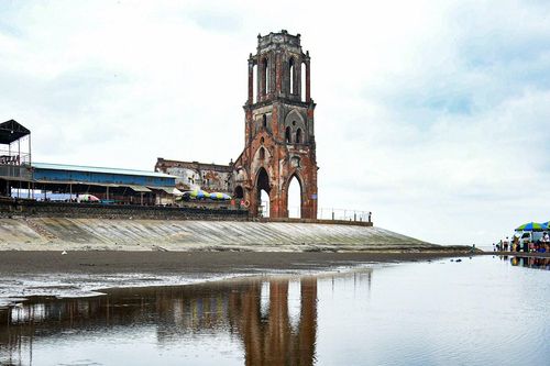 Cảnh báo mất an toàn tại điểm du lịch tự phát Nhà thờ đổ Nam Định