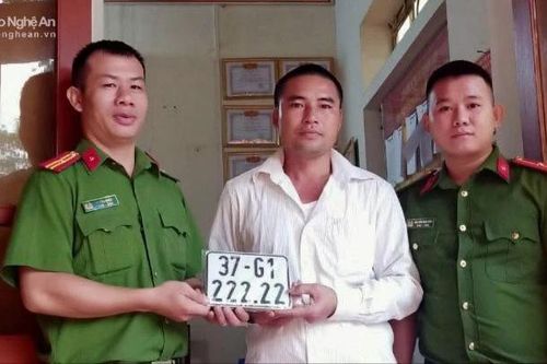 Người đàn ông ở miền núi Nghệ An may mắn bốc được biển số 'ngũ quý 2'
