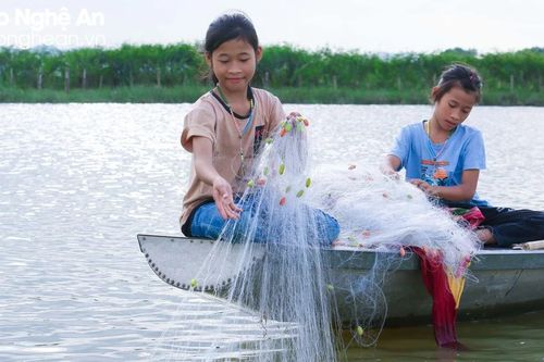 Trung thu thiếu thốn của những đứa trẻ làng chài