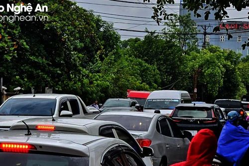Nhiều tuyến đường TP. Vinh ùn tắc nghiêm trọng do mưa lớn