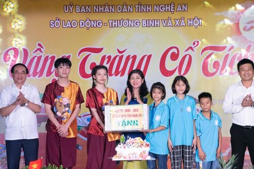 Đêm Trung thu 'Vầng trăng cổ tích' tại Trung tâm Giáo dục - Dạy nghề người khuyết tật tỉnh Nghệ An