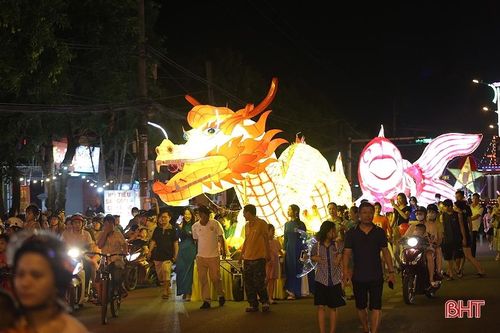 'Thành Sen rước đèn Trung thu' - lễ hội ấn tượng cần tiếp tục được duy trì