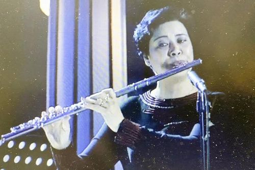 Hồng Nhung - Người đàn bà thổi sáo