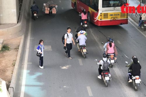 Có cầu vượt và hầm đi bộ, người dân vẫn bất chấp nguy hiểm băng qua đường