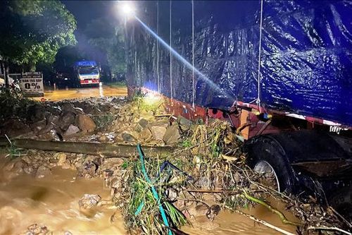Mưa lớn gây chia cắt một số tuyến đường ở khu vực biên giới Quảng Bình