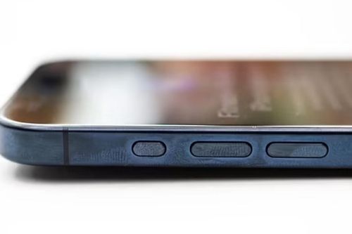 iPhone 15 Pro bị đổi màu nếu không dùng ốp bảo vệ