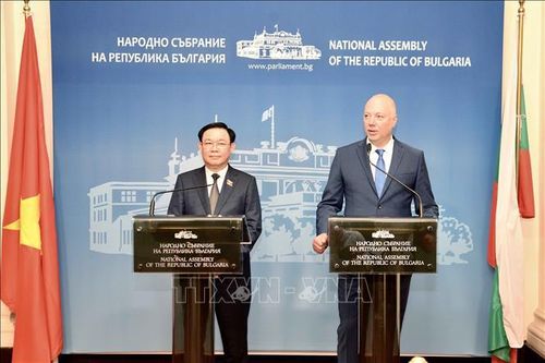 Chủ tịch Quốc hội Vương Đình Huệ và Chủ tịch Quốc hội Bulgaria gặp gỡ báo chí