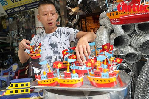 Tàu thủy sắt – đồ chơi Trung thu 'hot' của trẻ em Hà Nội một thời