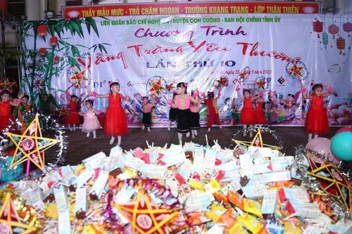 Mang 'Vầng trăng yêu thương' đến với trẻ em nghèo Nghệ An