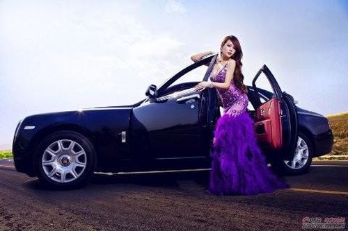 Mỹ nữ kiêu sa bên siêu xe Rolls Royce Ghost