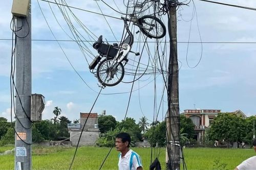 Xe đạp 'bay' lơ lửng giữa đống đường điện, xem camera mới biết nguyên nhân