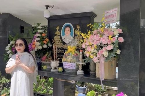 NSND Bạch Tuyết 78 tuổi cúi đầu trước mộ NSND Phùng Há: 'Con biết ơn má'
