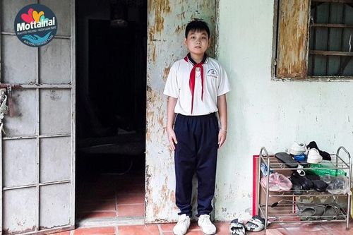 Bà nội luôn tự trách bản thân vì không có tiền sắm cho cháu bộ đồng phục mới