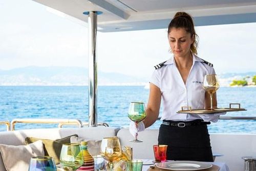Nhân viên vén màn cuộc sống của giới thượng lưu trên siêu du thuyền và nỗi lo của người giàu