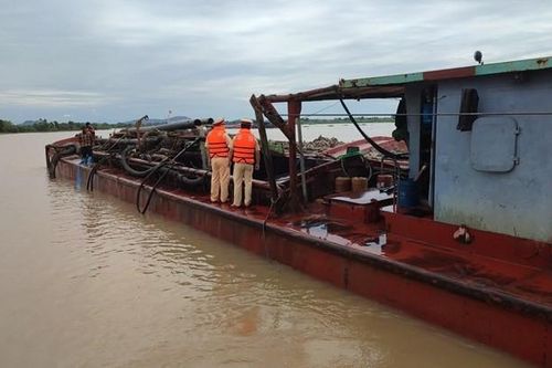 Hải Phòng: Bắt giữ tàu 150 tấn khai thác cát trái phép trên sông Lạch Tray