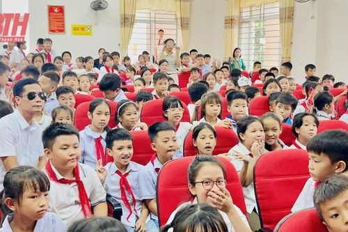 Ấm áp chương trình 'Trung thu nhân ái' cho trẻ em xã Vạn Thiện
