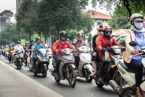Quy định xe máy phải bật đèn nhận diện vào ban ngày: Cần có lộ trình cụ thể