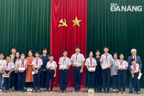Trao 40 suất học bổng cho học sinh nghèo vượt khó