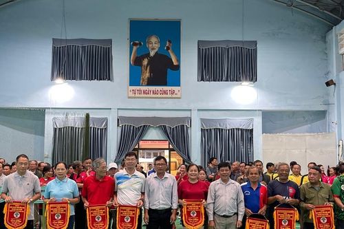 Pleiku: Hơn 120 người cao tuổi so tài ở Giải Bóng chuyền hơi