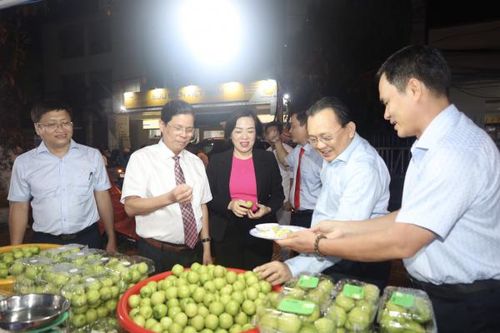 26 gian hàng tham gia phiên chợ đêm trưng bày, giới thiệu các sản phẩm của tỉnh