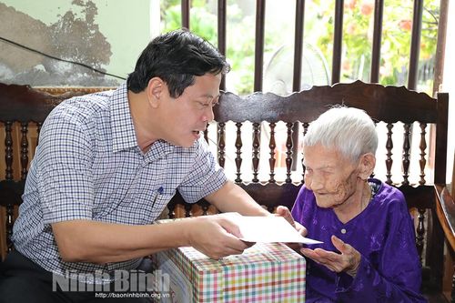 Thăm, tặng quà nhân kỷ niệm 33 năm Ngày Quốc tế Người cao tuổi