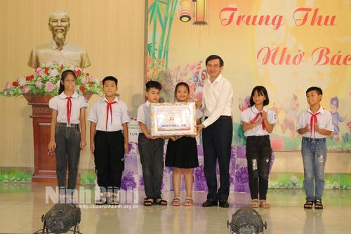 Các đồng chí lãnh đạo tỉnh thăm, tặng quà Tết Trung thu