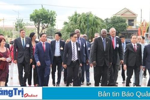 Chủ tịch Quốc hội Chính quyền Nhân dân Cuba Esteban Lazo Hernandez dâng hoa và trồng cây lưu niệm tại Công viên Fidel