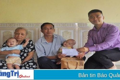 Trao quà Trung thu của bạn đọc báo Quảng Trị cho hai em nhỏ song sinh mồ côi mẹ