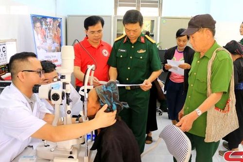 Gần 600 người được khám bệnh, tư vấn, cấp thuốc miễn phí