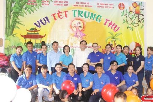 Tổ chức vui Tết Trung thu cho học sinh điểm trường Huổi Tính