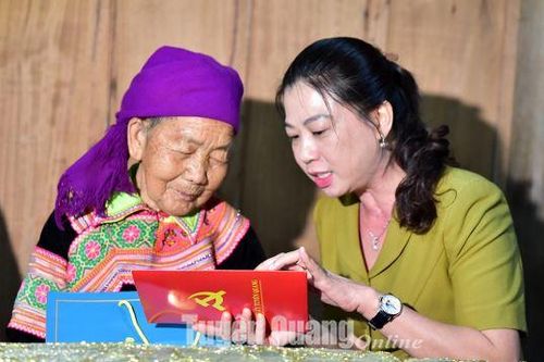 Đồng chí Lê Thị Kim Dung, Phó Bí thư Thường trực Tỉnh ủy, Chủ tịch HĐND tỉnh tặng quà người cao tuổi tại huyện Yên Sơn