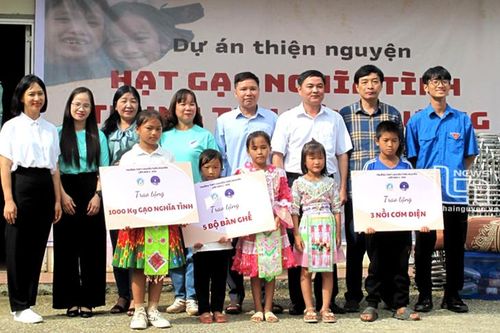 Vui Tết Trung thu, tặng quà học sinh điểm trường Lũng Hoài