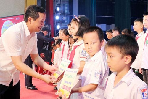 Trao 250 suất học bổng cho trẻ em có hoàn cảnh khó khăn
