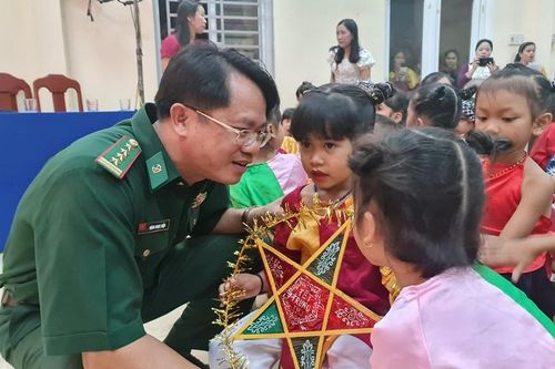 'Biên cương đêm hội trăng rằm' cho thiếu niên nhi đồng khu vực biên giới