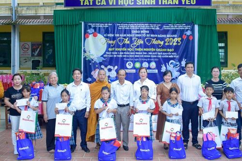 Phân ban Từ thiện xã hội hệ phái Khất sĩ T.Ư tặng 1.700 phần quà trung thu tại Huế