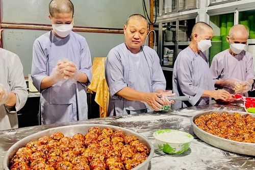 Chư Ni chùa Tịnh Nghiêm sản xuất 20.000 bánh trung thu phục vụ các em thiếu nhi