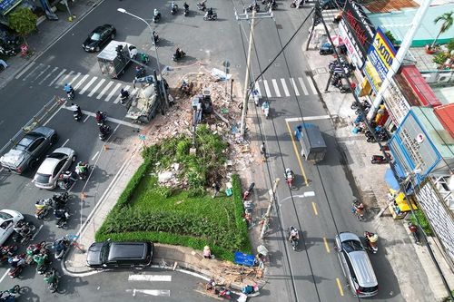 Thành phố Hồ Chí Minh: Người dân vui mừng khi căn nhà 4 mặt tiền 'án ngữ' giữa đường gần 10 năm được tháo dỡ