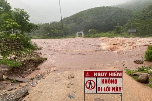 Mưa lớn làm nhiều ngôi nhà, tuyến đường tại Quảng Bình ngập lớn